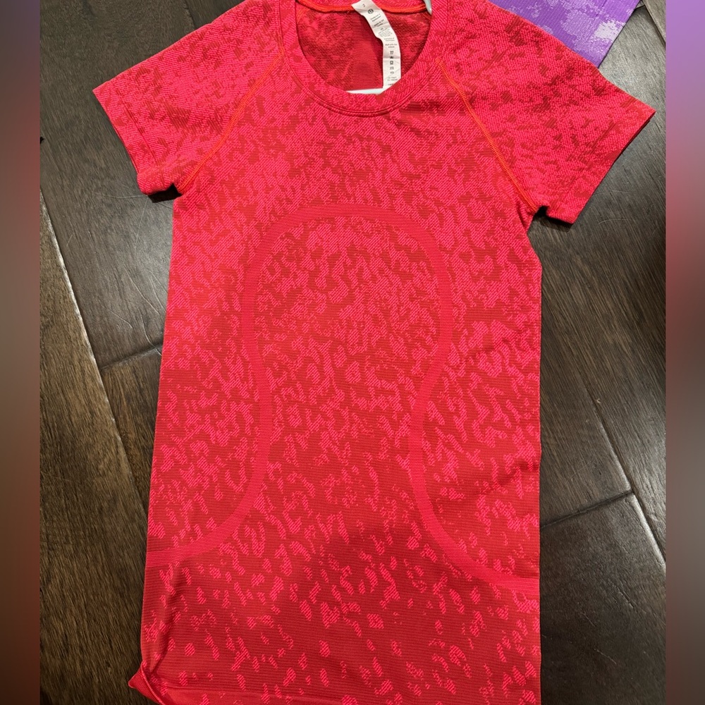 ❤️Lululemon Swiftly tech! Size 2 - Rare design❤️